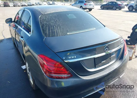 2015 Mercedes-Benz C 300 4Matic z USA, uszkodzony, nr VIN 55SWF4KB8FU059241